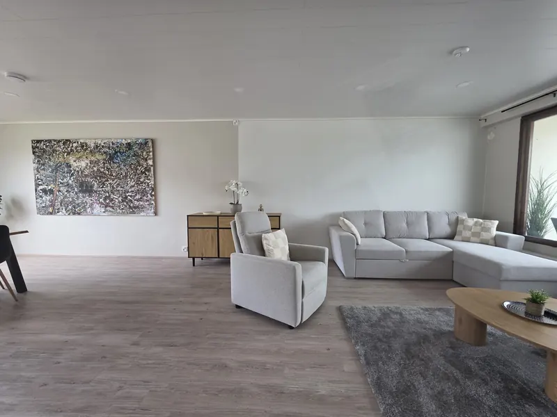 Kalustetun penthouse-asunnon avara olohuone