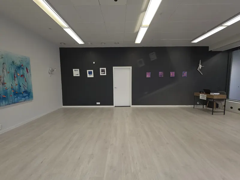 Galleriatila teoksineen talon katutasossa
