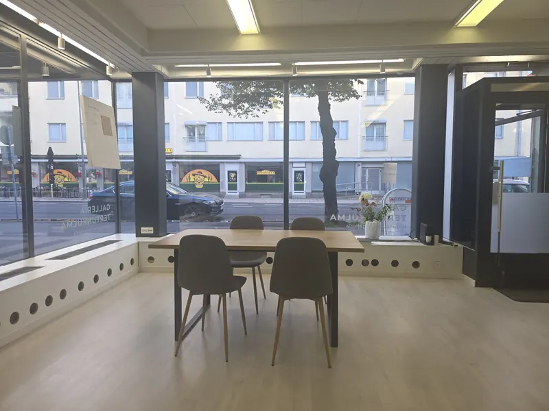 P&ouml;yt&auml; ja suuret n&auml;yteikkunat Ahlstr&ouml;minkadulle