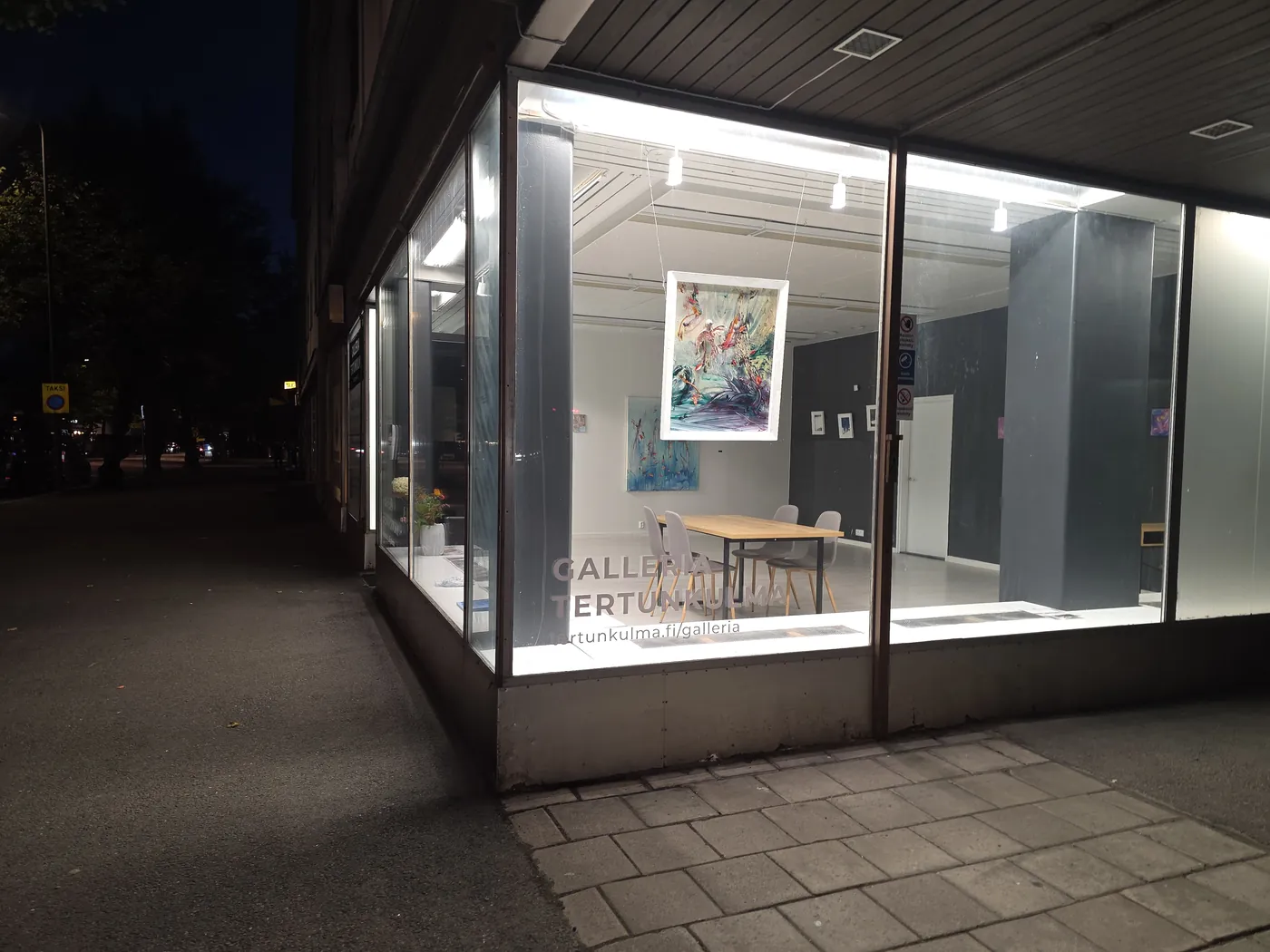 Galleria Tertunkulman valaistu n&auml;yteikkuna illalla