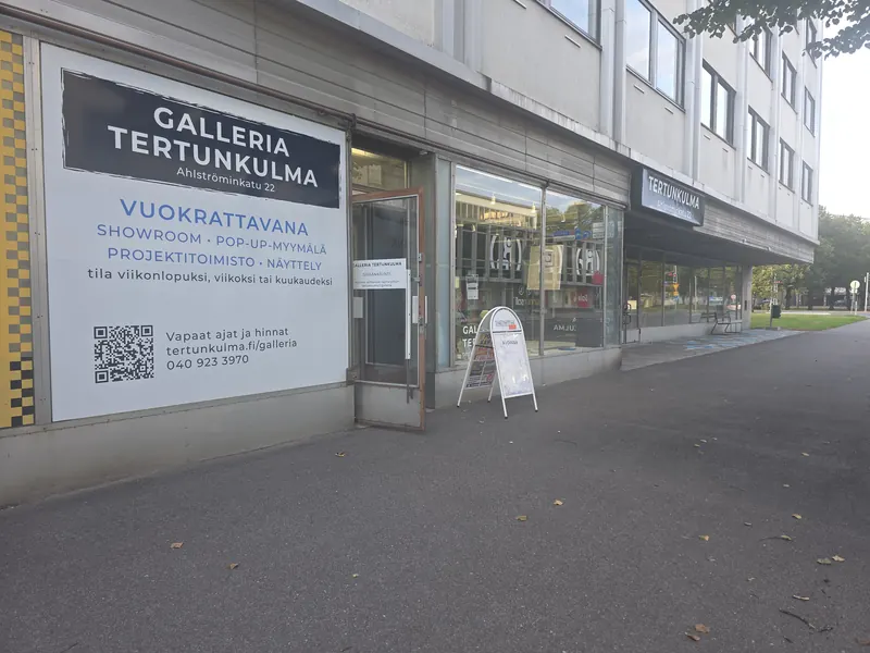 Julkisivu ja sis&auml;&auml;nk&auml;ynti Ahlstr&ouml;minkadulta