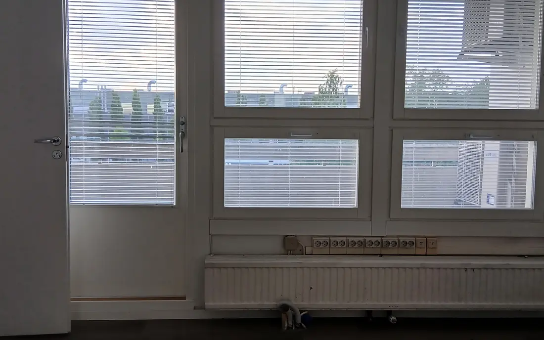 3. kerroksen huone ikkunoineen ja pattereineen