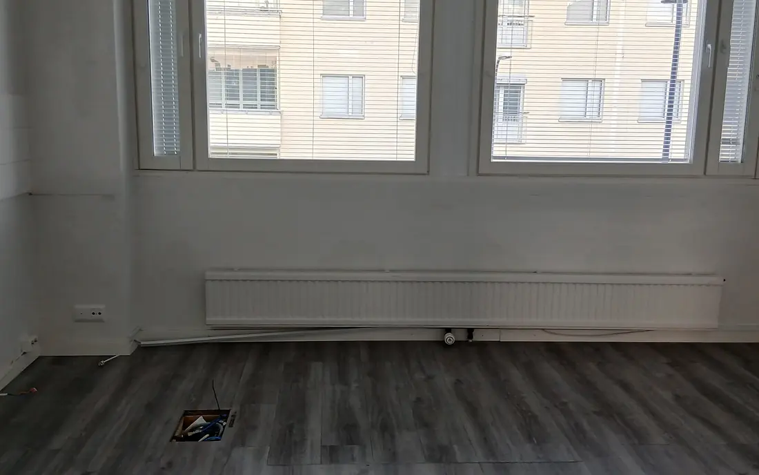 3. kerroksen tila, vesipisteet ja n&auml;kym&auml; sis&auml;pihalle