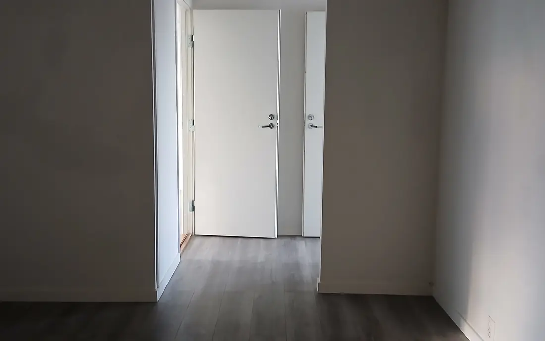 3. kerroksen k&auml;yt&auml;v&auml; ja huoneiden ovet