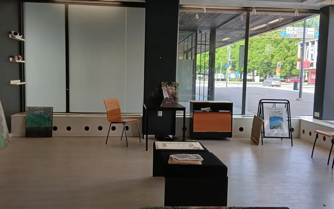 Katutason liiketilan avara sis&auml;tila suurin ikkunoin