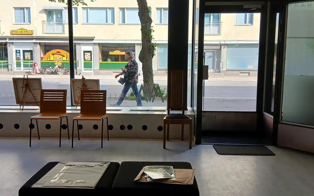 Liiketilan n&auml;yteikkuna ja n&auml;kym&auml; p&auml;&auml;kadulle, vastap&auml;&auml;t&auml; Pancho Villa