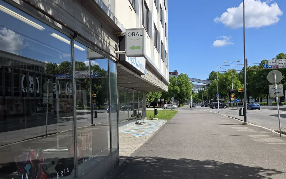 Liiketilan n&auml;yteikkunat ja sis&auml;ank&auml;ynti kadulta