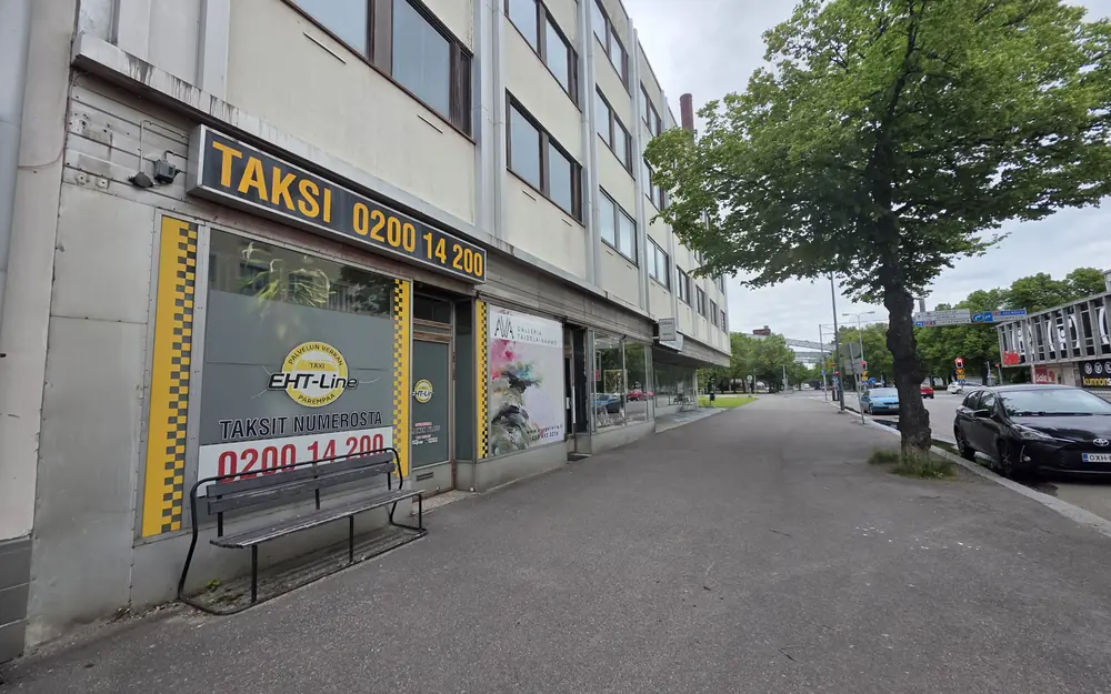 Liiketilojen näyteikkunat katutasossa Ahlströminkadulla