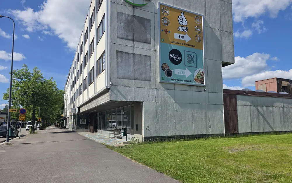 Talon julkisivun suuri mainospaikka pääkadun varrella