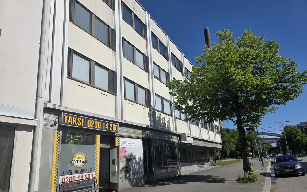 Tertunkulman julkisivu ja toimistokerrokset aurinkoisena päivänä