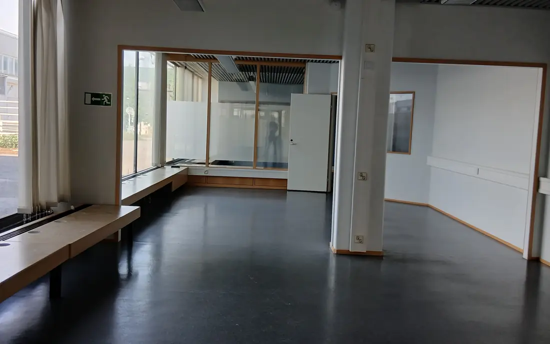 Katutason toimistotilan avara sis&auml;tila pilarilla
