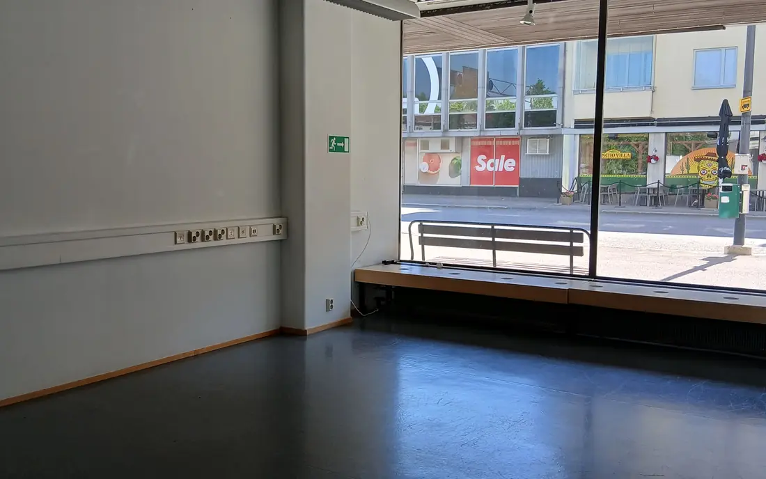 Toimistotilan ikkunat, n&auml;kym&auml; pääkadulle ja Saleen
